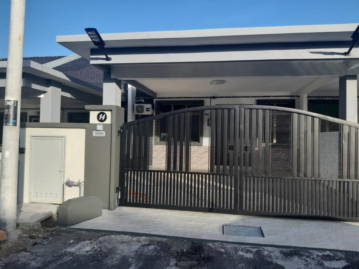Rumah Armand Melaka 4Br Fully Aircond Exterior foto
